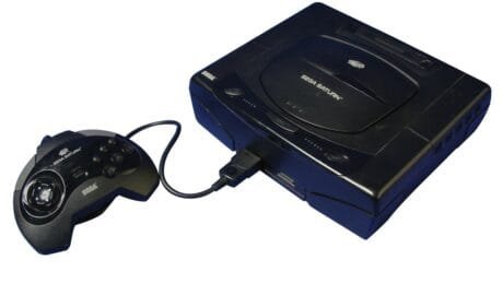 Sega Saturn: CC BY-SA / Computerspielemuseum Berlin/ / https://berlin.museum-digital.de/singleimage?imagenr=6082