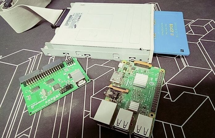Raspberry Pi and Greaseweazle with 3.5-inch floppy disk drive