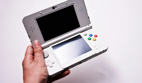 Nintendo 3DS woman's hand, location